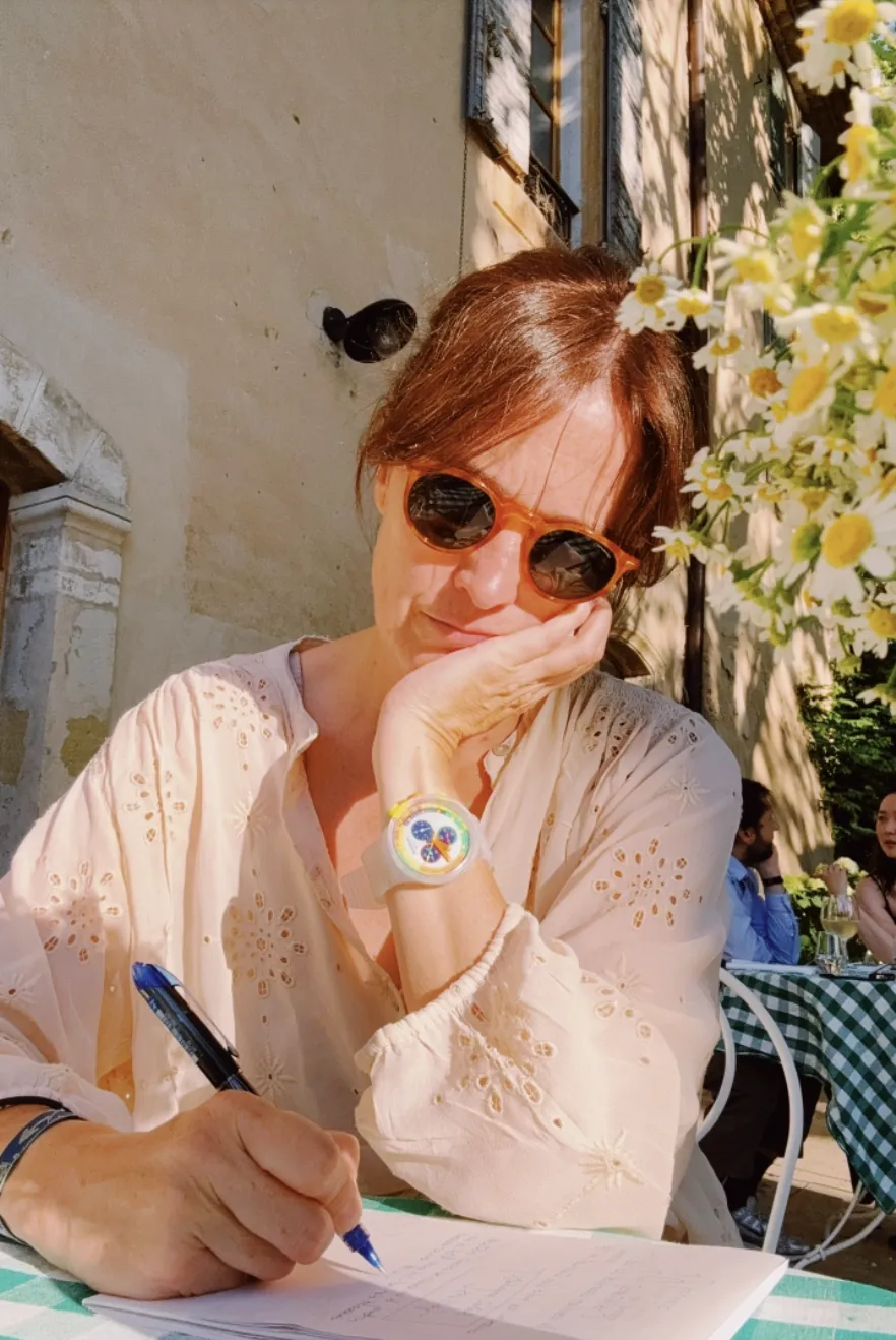 Estefanía Ruilope escribiendo en una terraza