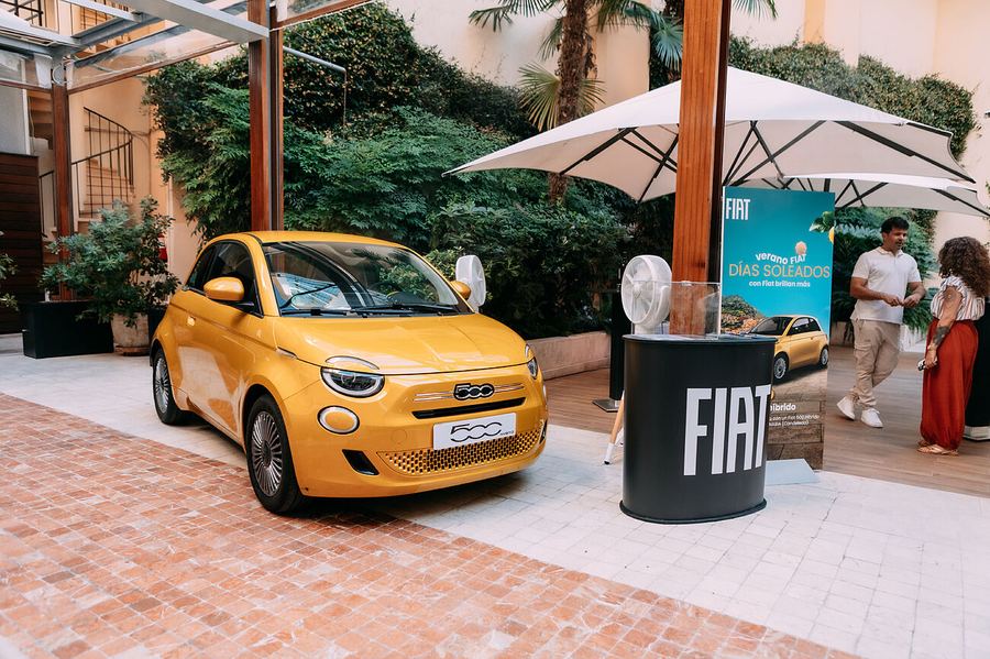 Fiat 500 amarillo en un encuentro de Mujeres que Comen