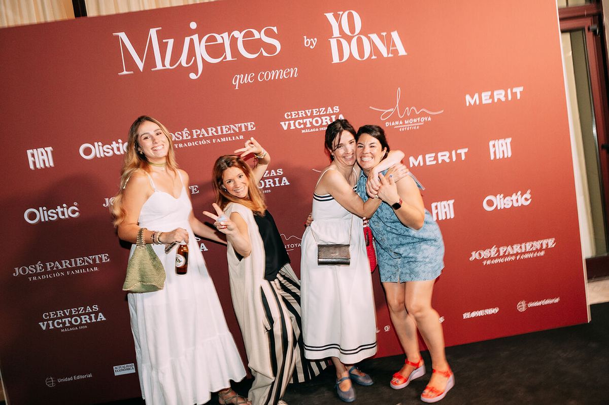 Cuatro mujeres en el photocall de un encuentro de Mujeres que Comen
